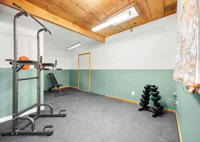 Stylish 1920s Downtown Unit With Hottub