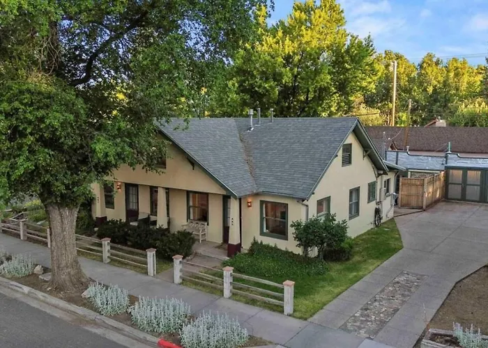 Stylish 1920s Downtown Unit With Hottub * Flagstaff