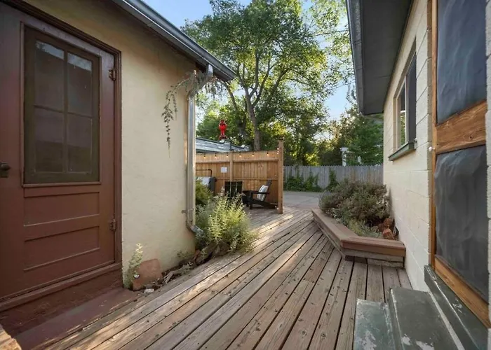 Stylish 1920s Downtown Unit With Hottub