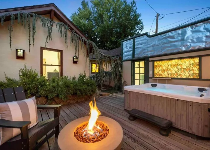 Stylish 1920s Downtown Unit With Hottub Flagstaff