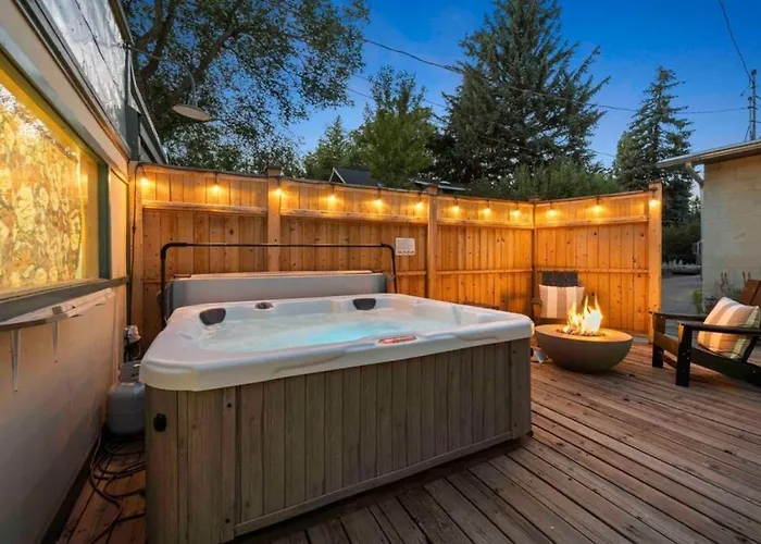 Stylish 1920s Downtown Unit With Hottub
