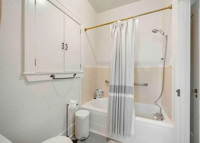 Stylish 1920s Downtown Unit With Hottub Flagstaff