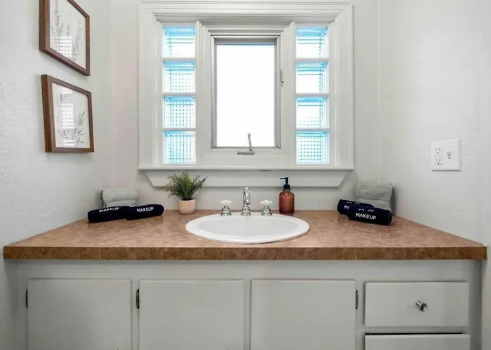 Stylish 1920s Downtown Unit With Hottub * Flagstaff