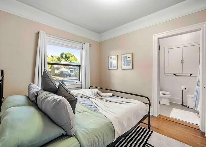 Casa vacanze Stylish 1920s Downtown Unit With Hottub