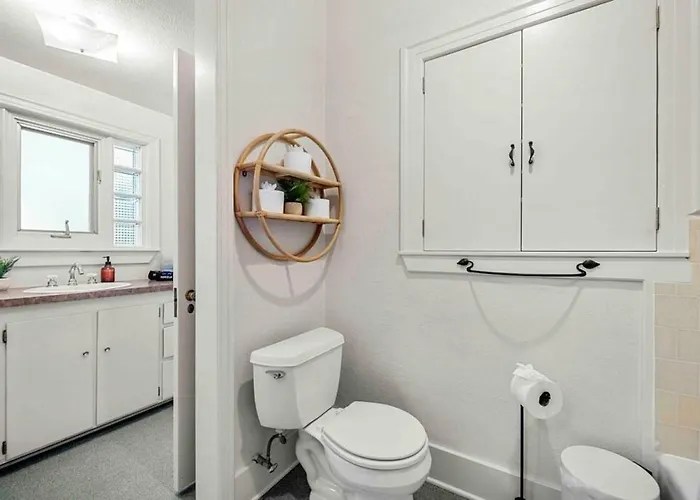 Stylish 1920s Downtown Unit With Hottub *