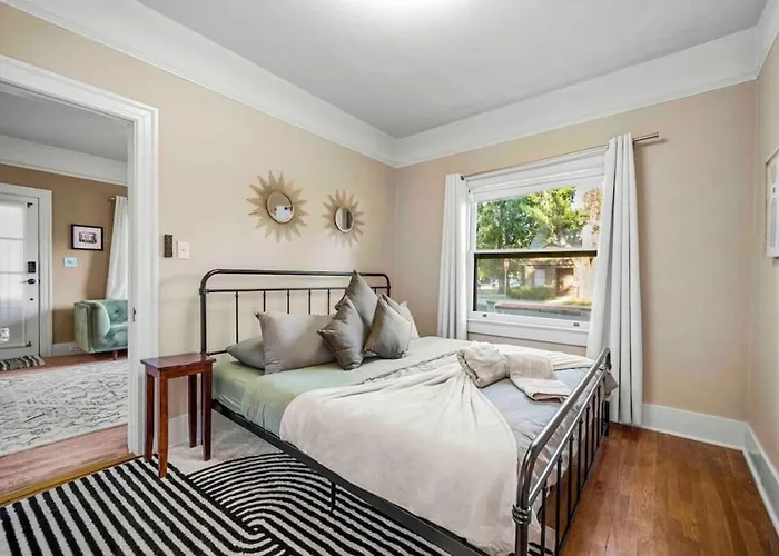 Stylish 1920s Downtown Unit With Hottub