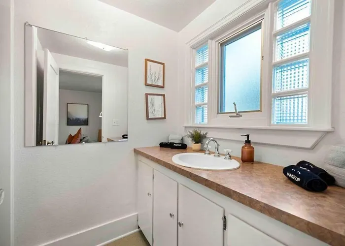 Stylish 1920s Downtown Unit With Hottub *