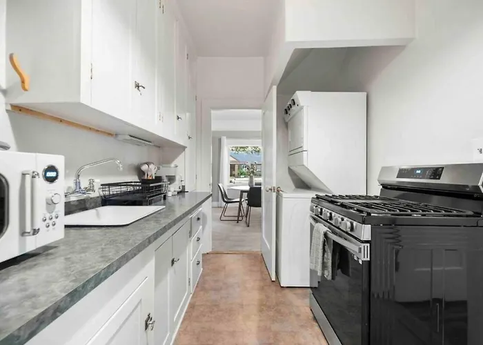 Stylish 1920s Downtown Unit With Hottub Flagstaff