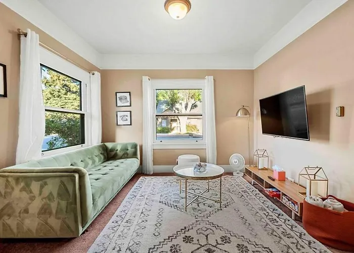 Stylish 1920s Downtown Unit With Hottub Flagstaff