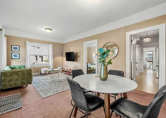 Stylish 1920s Downtown Unit With Hottub *